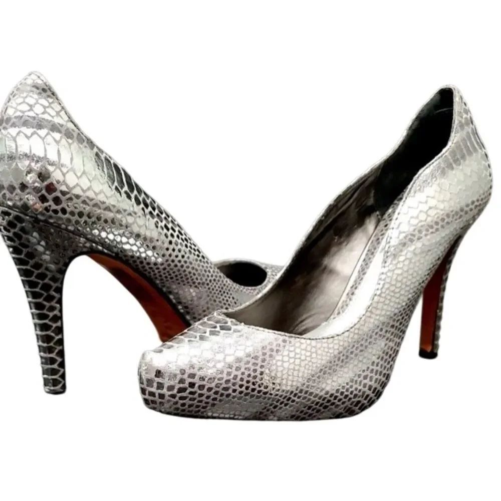 White House Black Market Rece Silver Metallic Snake Print Leather Pumps size 7.5